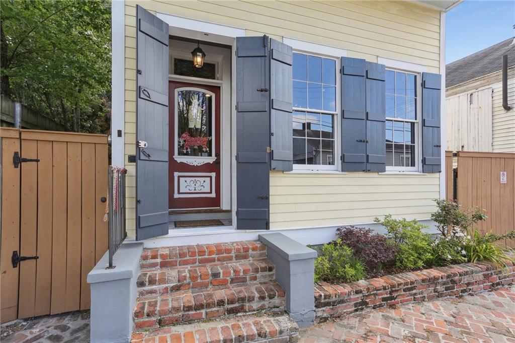 New Orleans, Louisiana 70115, United States, 2 Bedrooms Bedrooms, ,3 BathroomsBathrooms,Residential,Pending,109651