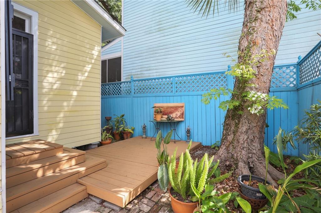 New Orleans, Louisiana 70115, United States, 2 Bedrooms Bedrooms, ,3 BathroomsBathrooms,Residential,Pending,109651