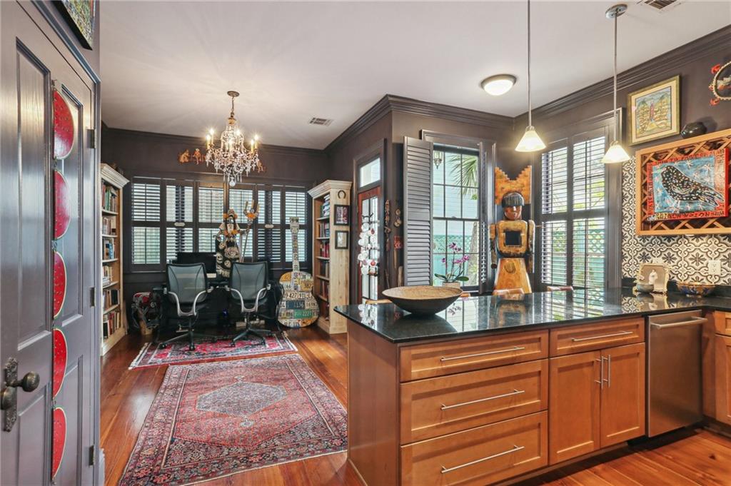 New Orleans, Louisiana 70115, United States, 2 Bedrooms Bedrooms, ,3 BathroomsBathrooms,Residential,Pending,109651