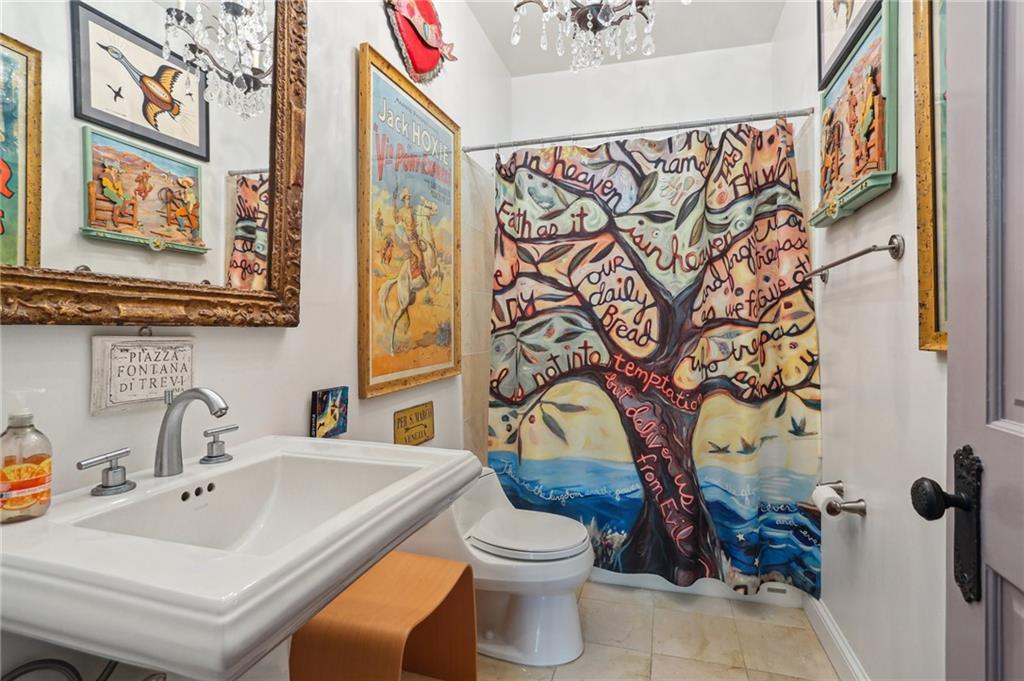 New Orleans, Louisiana 70115, United States, 2 Bedrooms Bedrooms, ,3 BathroomsBathrooms,Residential,Pending,109651