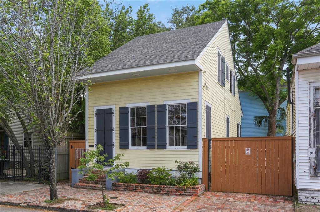 New Orleans, Louisiana 70115, United States, 2 Bedrooms Bedrooms, ,3 BathroomsBathrooms,Residential,Pending,109651