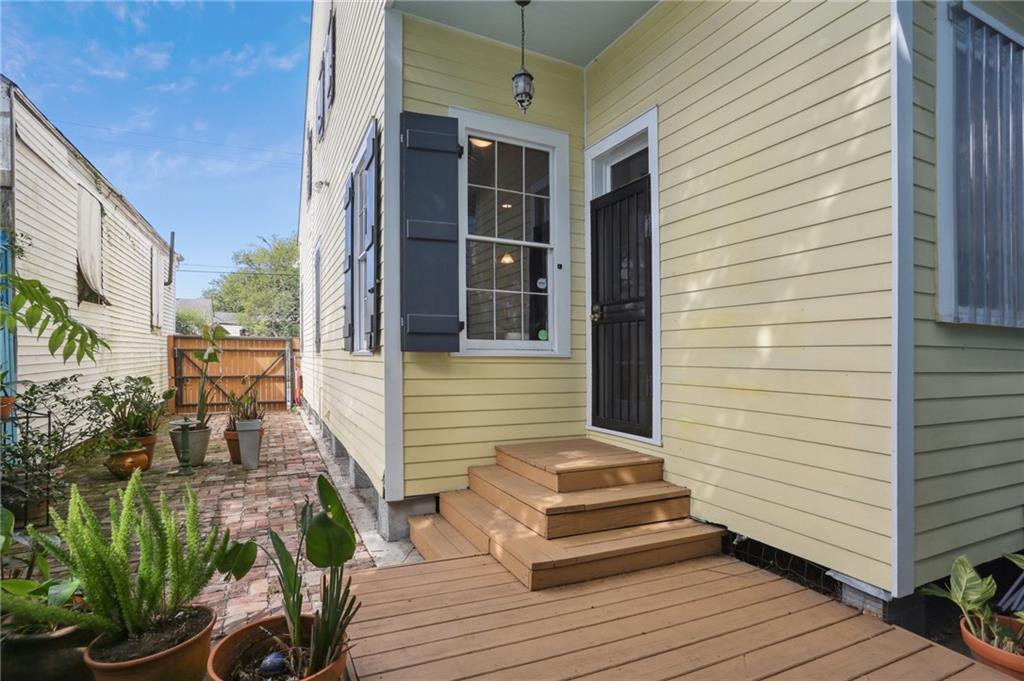 New Orleans, Louisiana 70115, United States, 2 Bedrooms Bedrooms, ,3 BathroomsBathrooms,Residential,Pending,109651