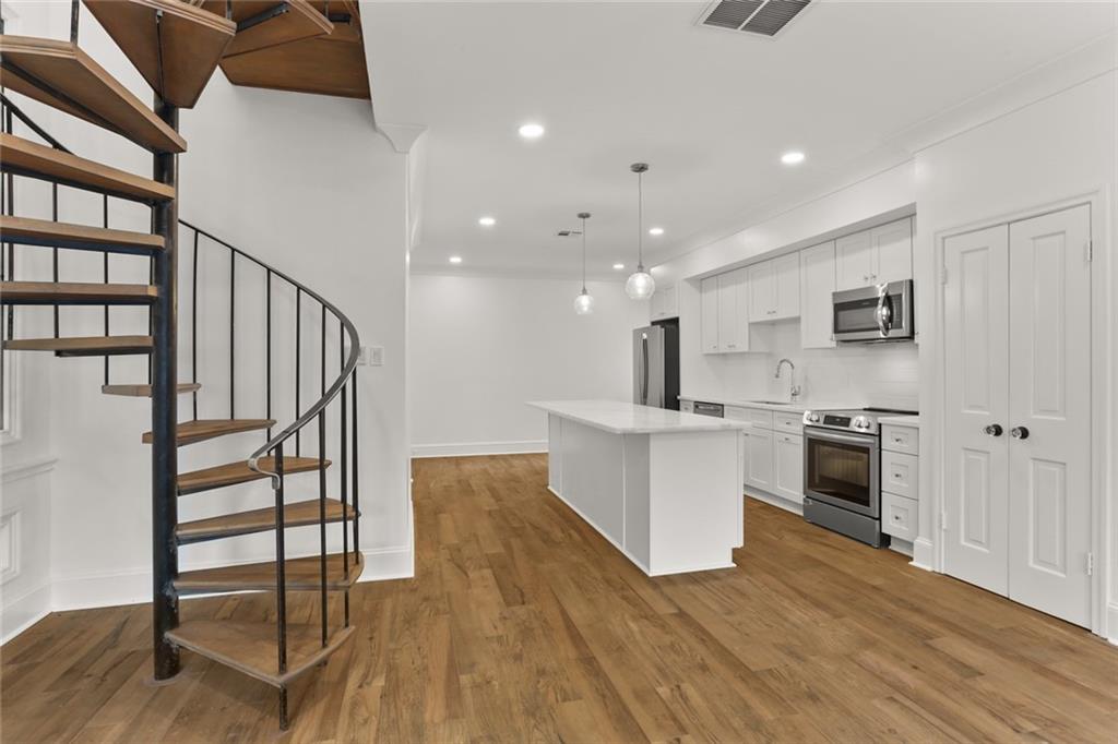 New Orleans, Louisiana 70115, United States, 2 Bedrooms Bedrooms, ,2 BathroomsBathrooms,Residential,Active,52269