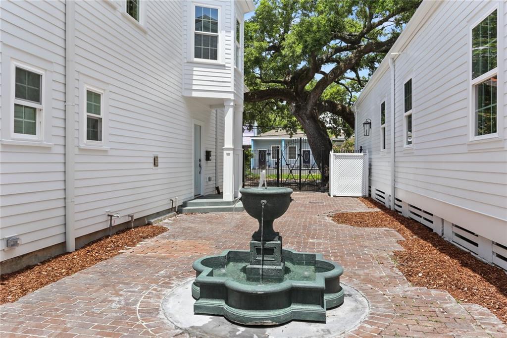 New Orleans, Louisiana 70115, United States, 2 Bedrooms Bedrooms, ,2 BathroomsBathrooms,Residential,Active,52269