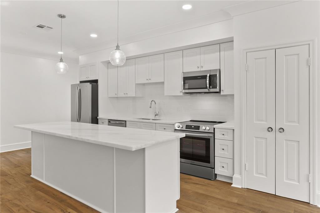 New Orleans, Louisiana 70115, United States, 2 Bedrooms Bedrooms, ,2 BathroomsBathrooms,Residential,Active,52269