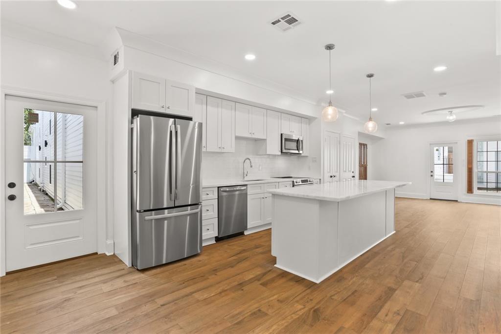 New Orleans, Louisiana 70115, United States, 2 Bedrooms Bedrooms, ,2 BathroomsBathrooms,Residential,Active,52269