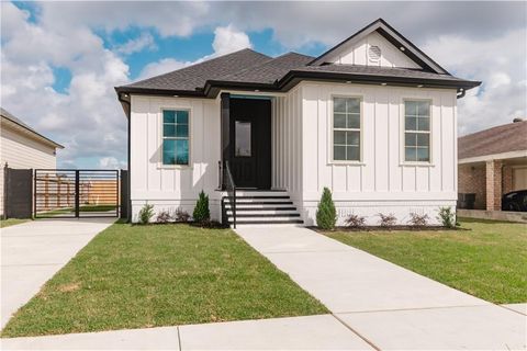 8545 VICTORY Drive Chalmette LA 70043
