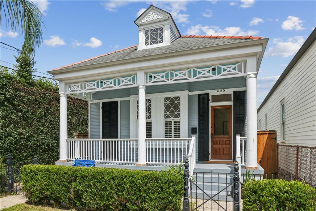 625 DESIRE Street
