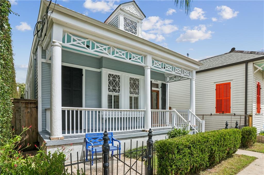 625 DESIRE Street