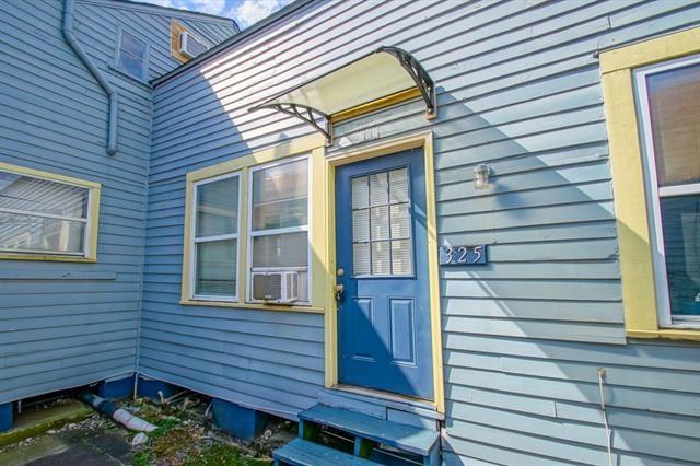 New Orleans, Louisiana 70119, United States, 3 Bedrooms Bedrooms, ,3 BathroomsBathrooms,Residential,Pending,68108