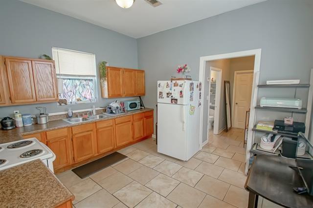 New Orleans, Louisiana 70119, United States, 3 Bedrooms Bedrooms, ,3 BathroomsBathrooms,Residential,Pending,68108