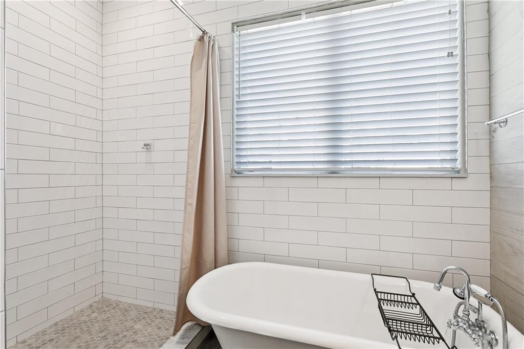 New Orleans, Louisiana 70124, United States, 3 Bedrooms Bedrooms, ,2 BathroomsBathrooms,Residential,Pending,197720