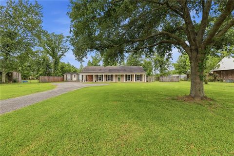 Photo of 18499 MAGNOLIA EST. Ests, Prairieville, LA 70769 (MLS # 2554088)