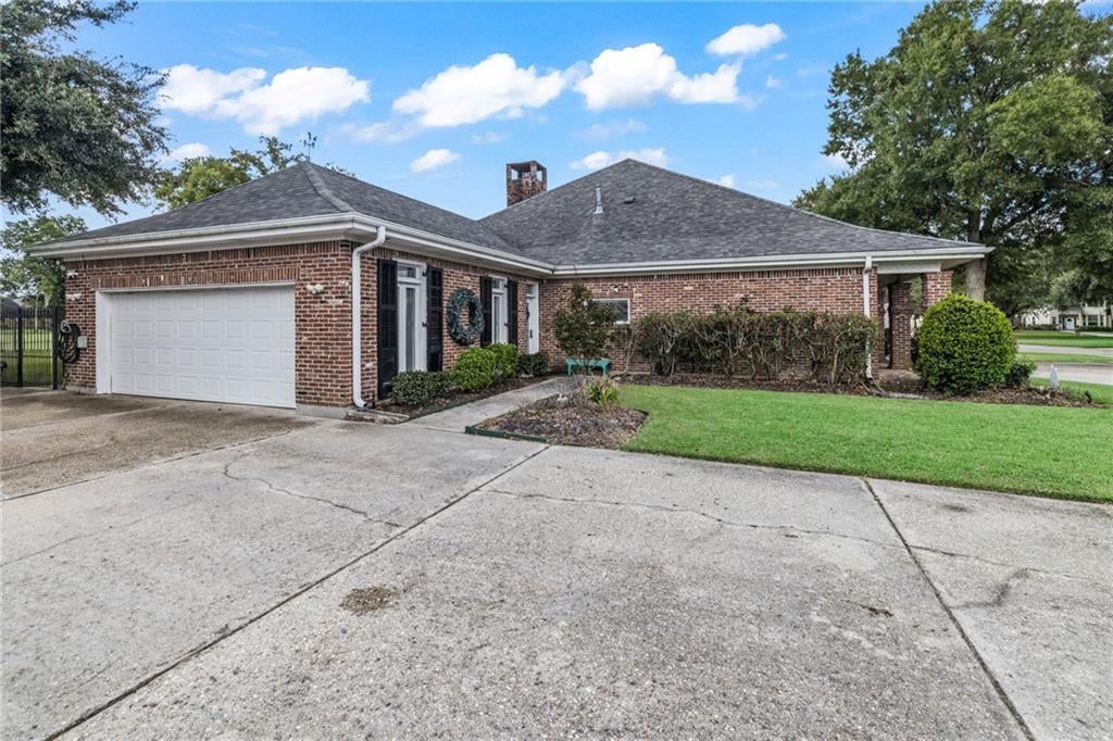 10 E WOODLAWN Drive