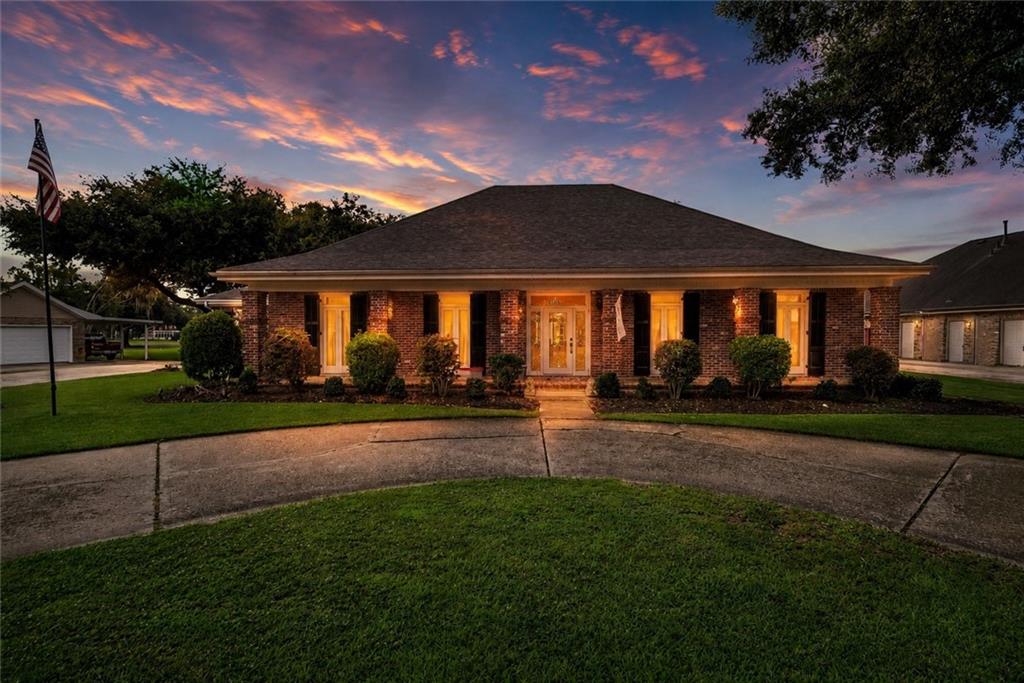 10 E WOODLAWN Drive