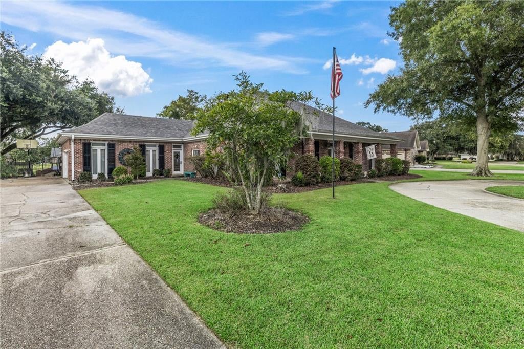 10 E WOODLAWN Drive