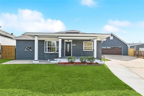 110 ALEXANDER Place Arabi LA 70032