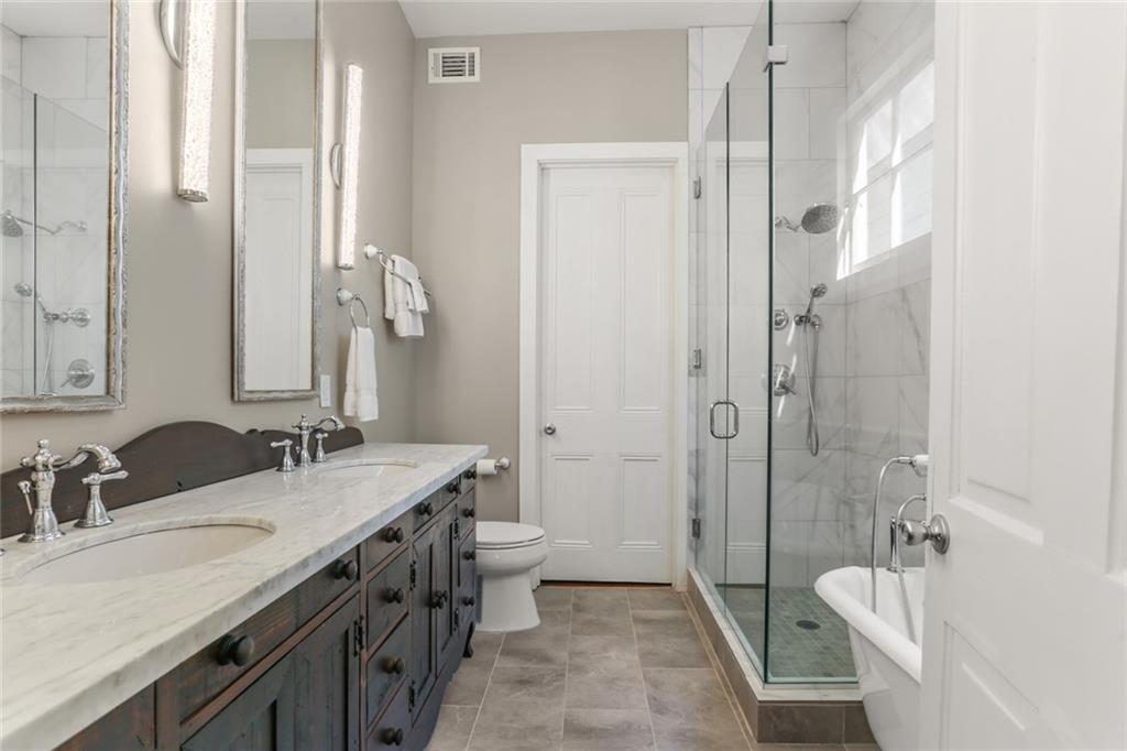 New Orleans, Louisiana 70130, United States, 6 Bedrooms Bedrooms, ,5 BathroomsBathrooms,Residential,Pending,59749