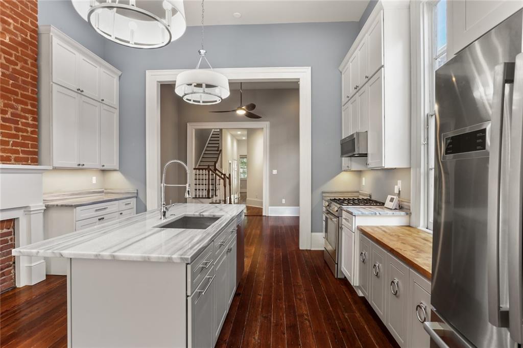 New Orleans, Louisiana 70130, United States, 6 Bedrooms Bedrooms, ,5 BathroomsBathrooms,Residential,Pending,59749