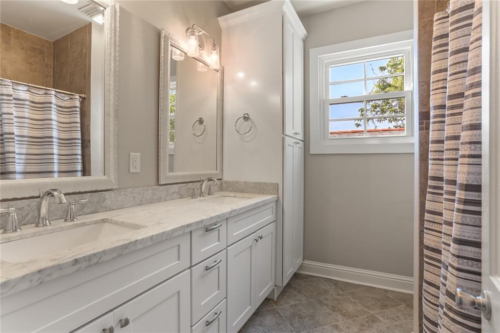 New Orleans, Louisiana 70130, United States, 6 Bedrooms Bedrooms, ,5 BathroomsBathrooms,Residential,Pending,59749