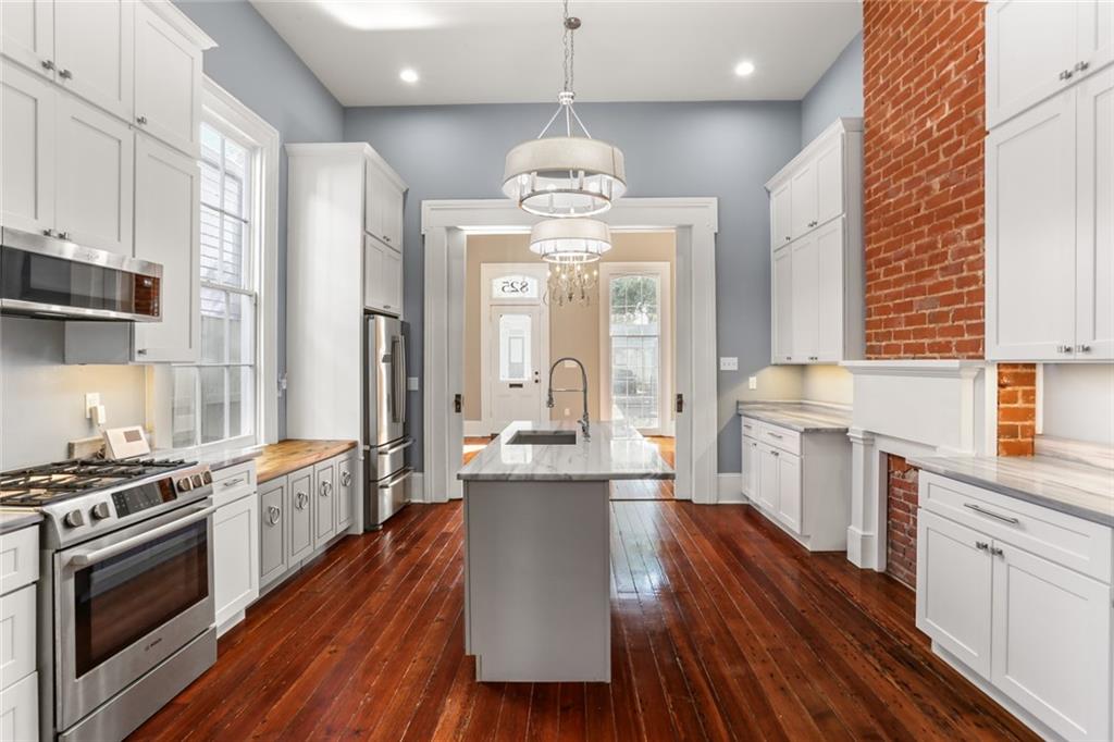 New Orleans, Louisiana 70130, United States, 6 Bedrooms Bedrooms, ,5 BathroomsBathrooms,Residential,Pending,59749