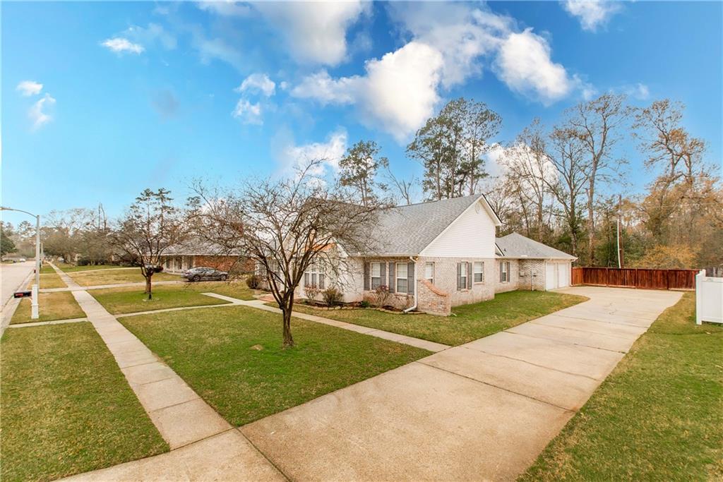 902 RUE DE LA PAIX Drive