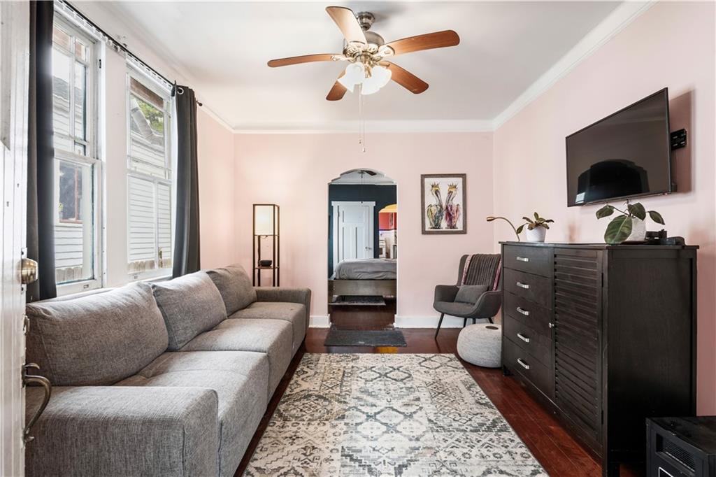 1562 N DORGENOIS Street