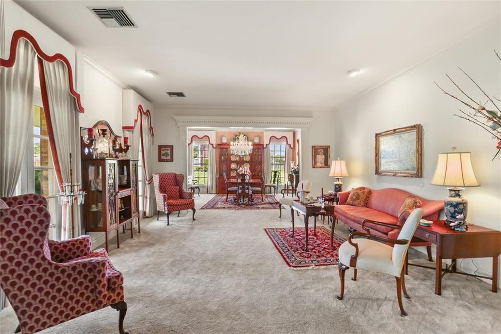 10 CHATEAU LATOUR Drive