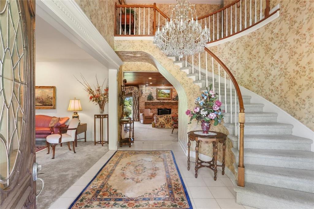 10 CHATEAU LATOUR Drive