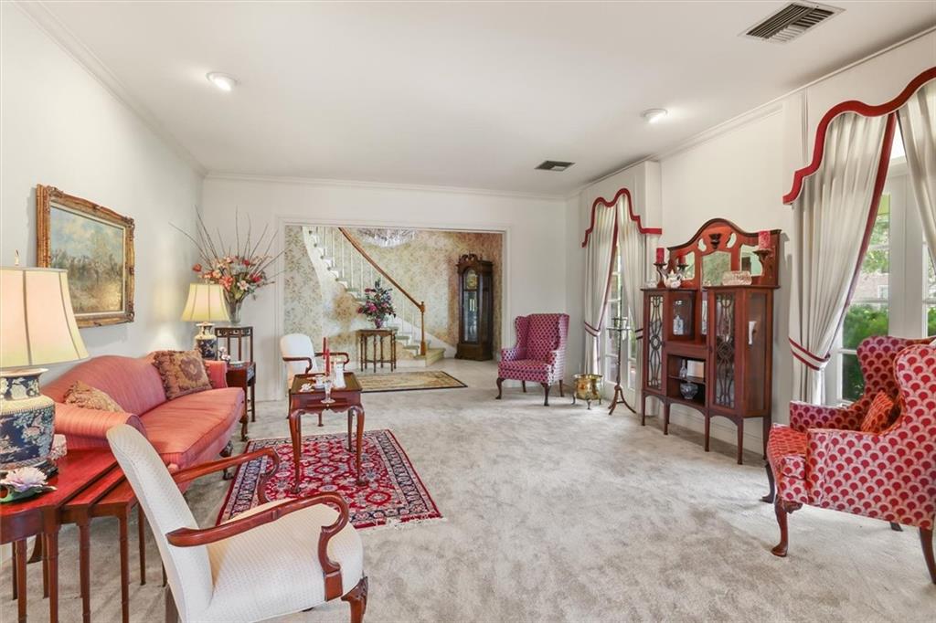 10 CHATEAU LATOUR Drive