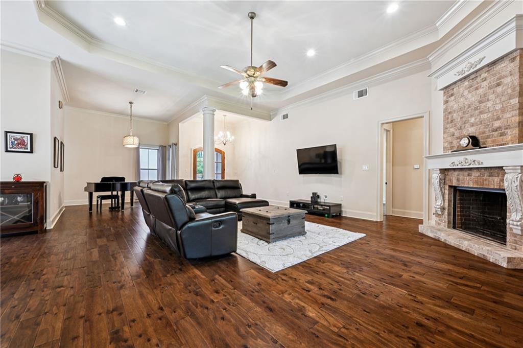 1012 GLORIA Court