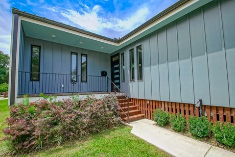 Photo of 6100 DUPLESSIS Street, New Orleans, LA 70122 (MLS # 2553893)