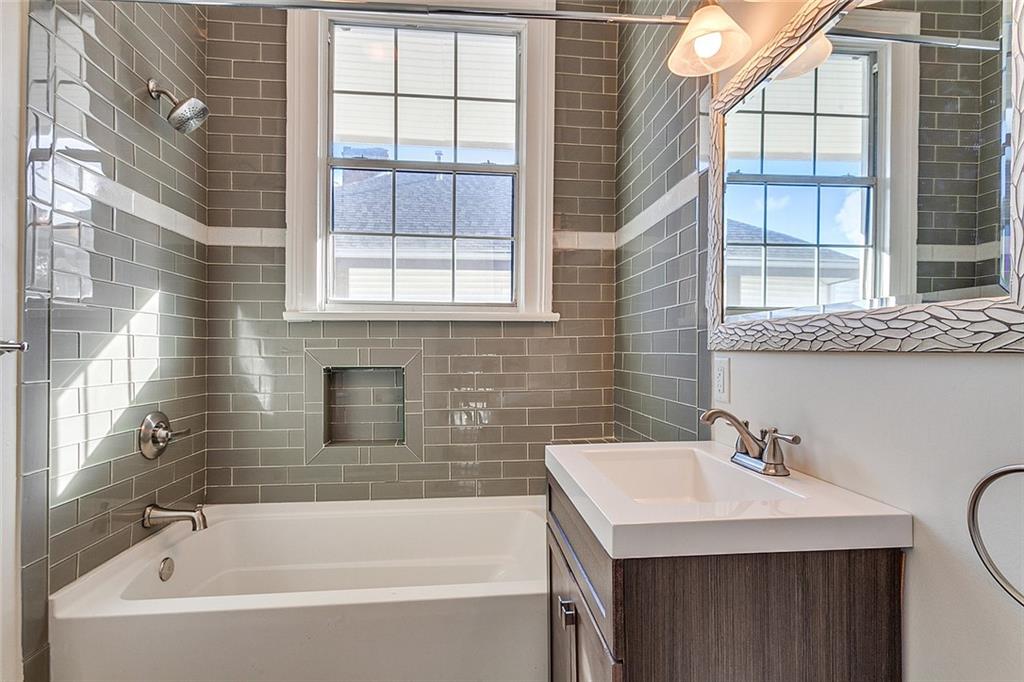 New Orleans, Louisiana 70115, United States, 4 Bedrooms Bedrooms, ,4 BathroomsBathrooms,Residential,Pending,40503
