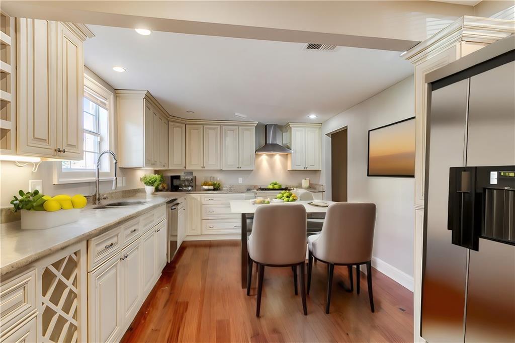 New Orleans, Louisiana 70115, United States, 4 Bedrooms Bedrooms, ,4 BathroomsBathrooms,Residential,Pending,40503