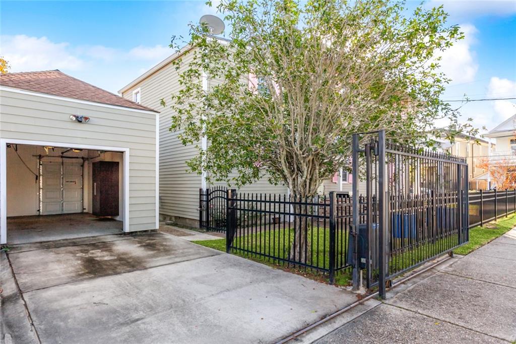 New Orleans, Louisiana 70115, United States, 4 Bedrooms Bedrooms, ,4 BathroomsBathrooms,Residential,Pending,40503