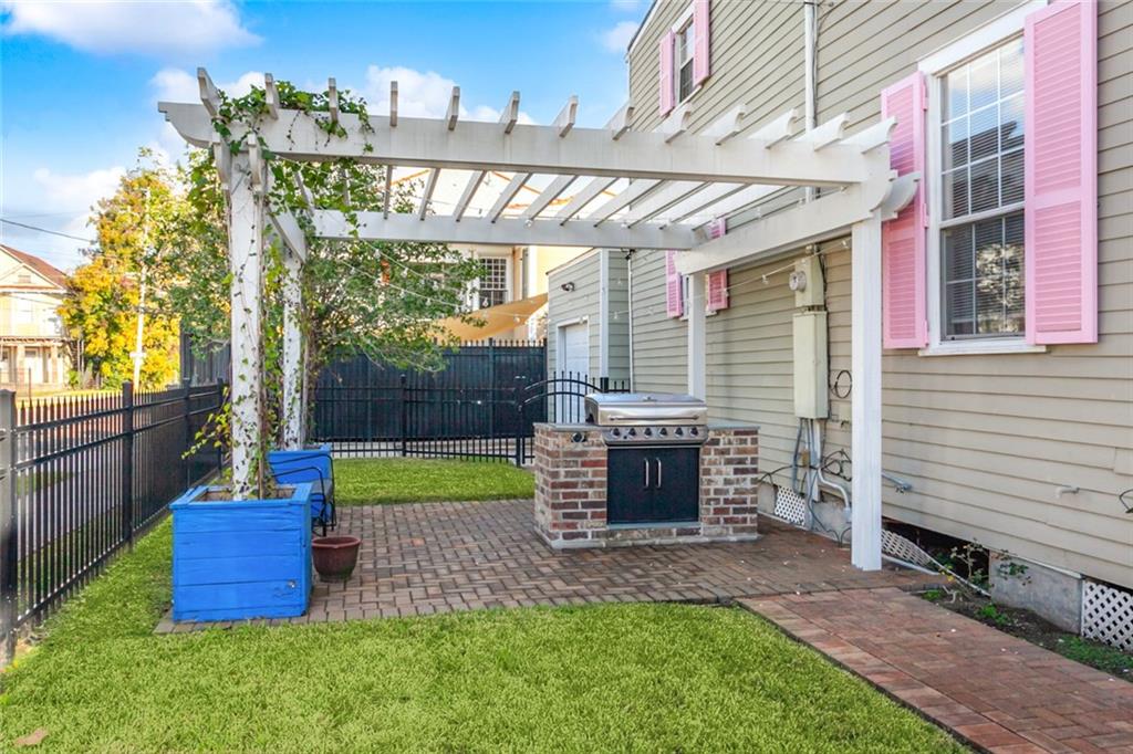 New Orleans, Louisiana 70115, United States, 4 Bedrooms Bedrooms, ,4 BathroomsBathrooms,Residential,Pending,40503