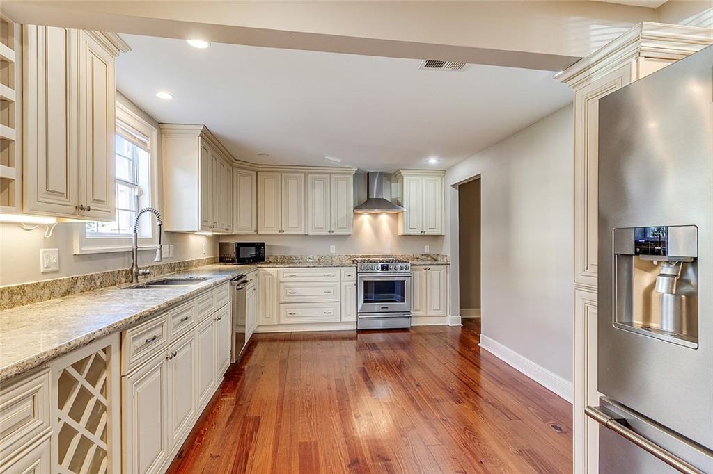 New Orleans, Louisiana 70115, United States, 4 Bedrooms Bedrooms, ,4 BathroomsBathrooms,Residential,Pending,40503