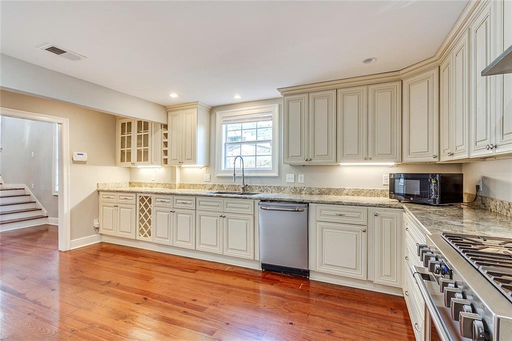 New Orleans, Louisiana 70115, United States, 4 Bedrooms Bedrooms, ,4 BathroomsBathrooms,Residential,Pending,40503