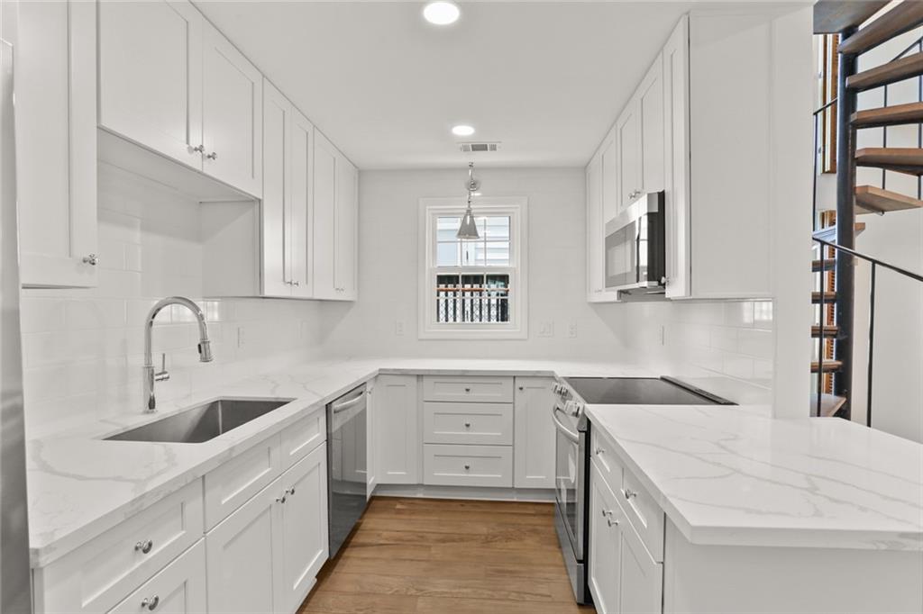 New Orleans, Louisiana 70115, United States, 2 Bedrooms Bedrooms, ,2 BathroomsBathrooms,Residential,Active,52599