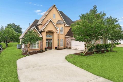 Photo of 105 NATCHEZ TRACE Drive, Harvey, LA 70058 (MLS # 2559439)