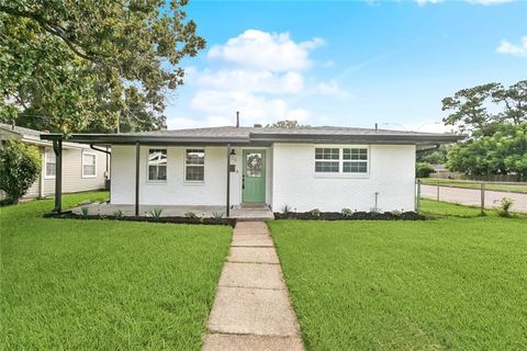 Photo of 620 RIVER OAKS Drive, New Orleans, LA 70131 (MLS # 2545705)