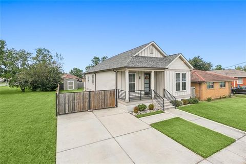 2104 AYCOCK Street Arabi LA 70032