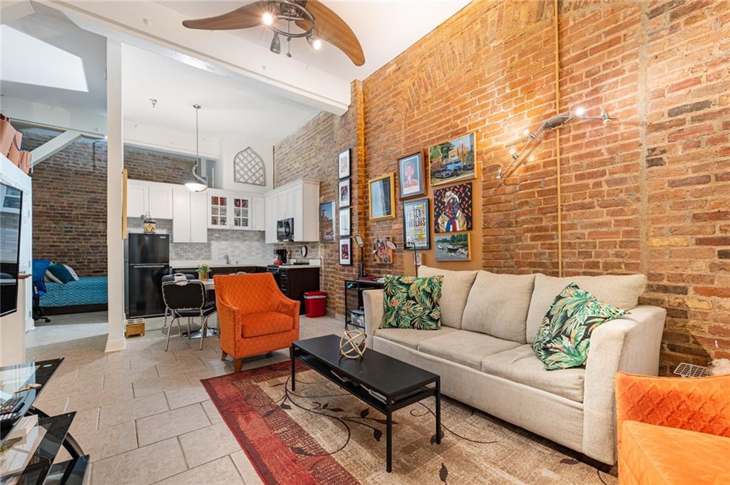 700 COMMERCE Street 212