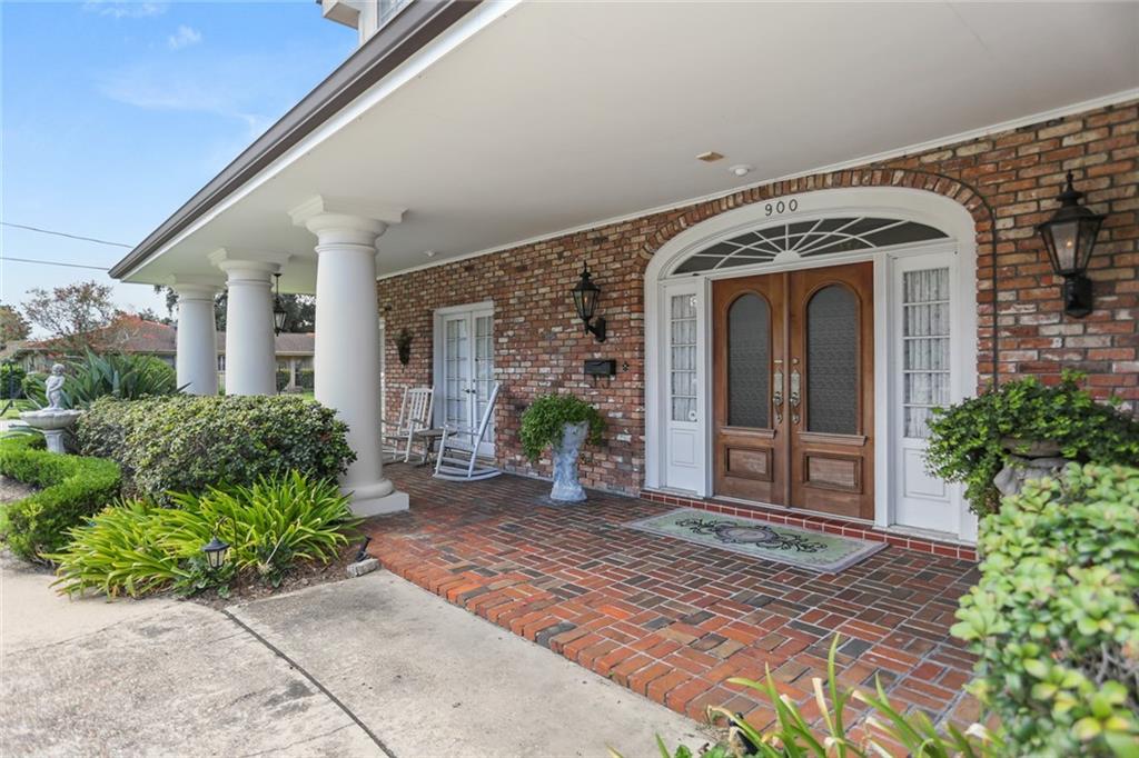 900 BONNABEL Boulevard