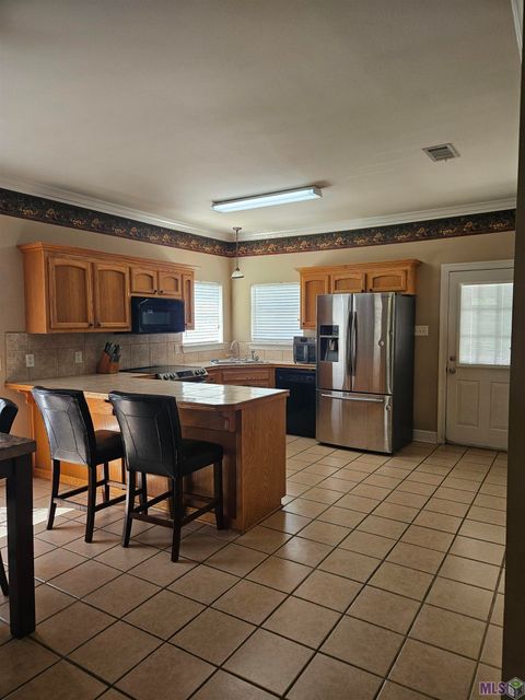 Photo of 42156 Sandstone Ave Dr, Prairieville, LA 70769 (MLS # BR2026006646)