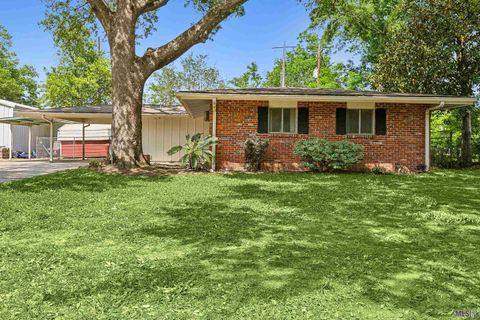 Photo of 9267 Kingcrest Pkwy Pkwy, Baton Rouge, LA 70810 (MLS # BR2026004494)