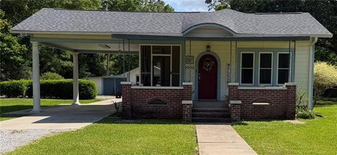 Photo of 1002 Superior Avenue Ave, Bogalusa, LA 70427 (MLS # NO2553642)
