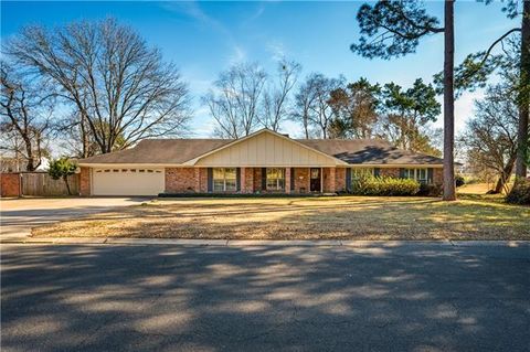 Photo of 715 Parkway Drive Dr, Natchitoches, LA 71457 (MLS # CN2540838)