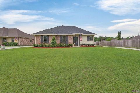Photo of 38513 East Court Ct, Prairieville, LA 70769 (MLS # BR2026006142)