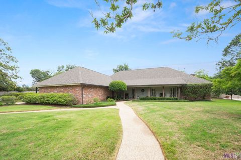 Photo of 8792 W Fairway Dr DR, Baton Rouge, LA 70809 (MLS # BR2026009777)